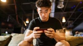 Aus dem TV aufs Handy: Wieso möchte jeder gerade Plinko spielen? 71 Foto von RDNE Stock project: https://www.pexels.com/de-de/foto/mann-hande-smartphone-sitzung-7915294/