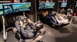 Zwei Männer fahren ein Autorennen mittels Gaming-Simulator