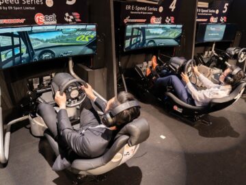 Zwei Männer fahren ein Autorennen mittels Gaming-Simulator